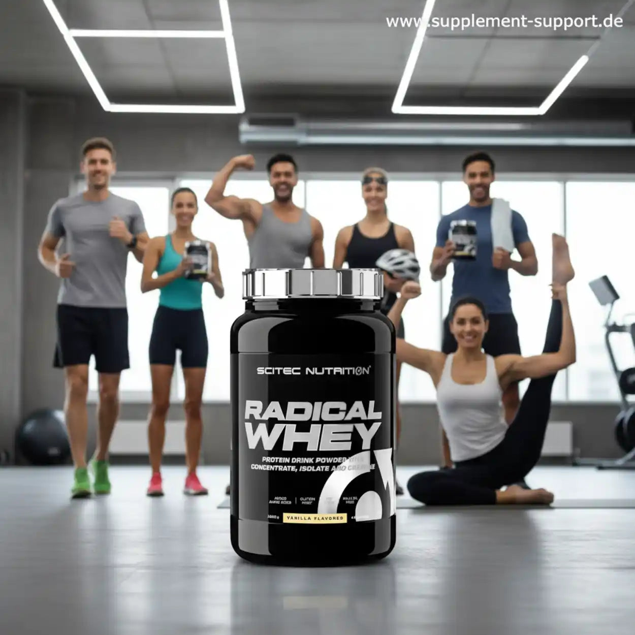 Radical Whey Protein Vanilla 1000g von Scitec Nutrition im Fitnessstudio mit aktiver Sportgruppe