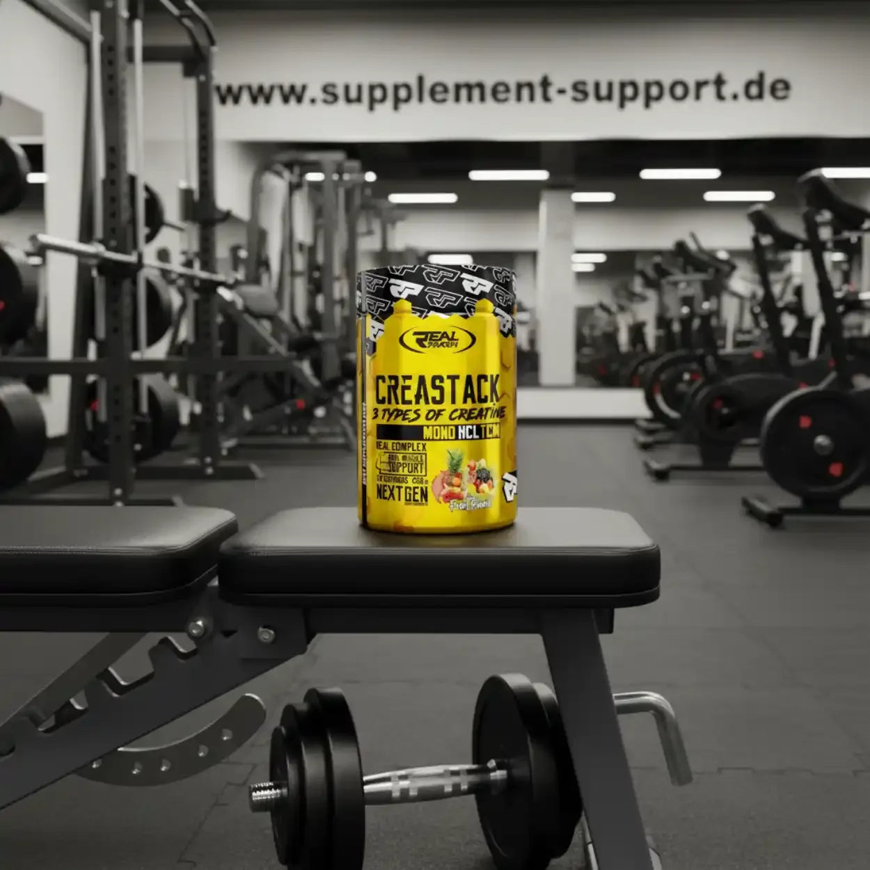 Creastack Kreatin-Booster von Real Pharm auf Fitnessbank im Studio – ideal für Muskelaufbau und Sportnahrung