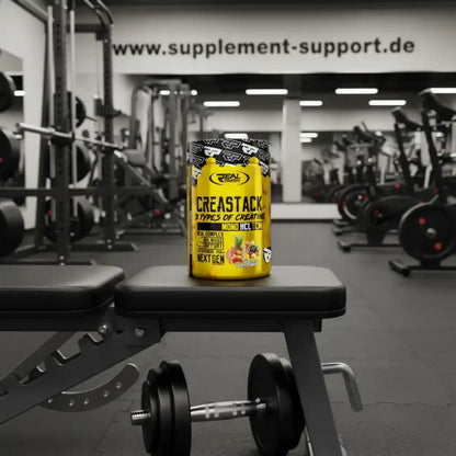 Creastack Kreatin-Booster von Real Pharm auf Fitnessbank im Studio – ideal für Muskelaufbau und Sportnahrung