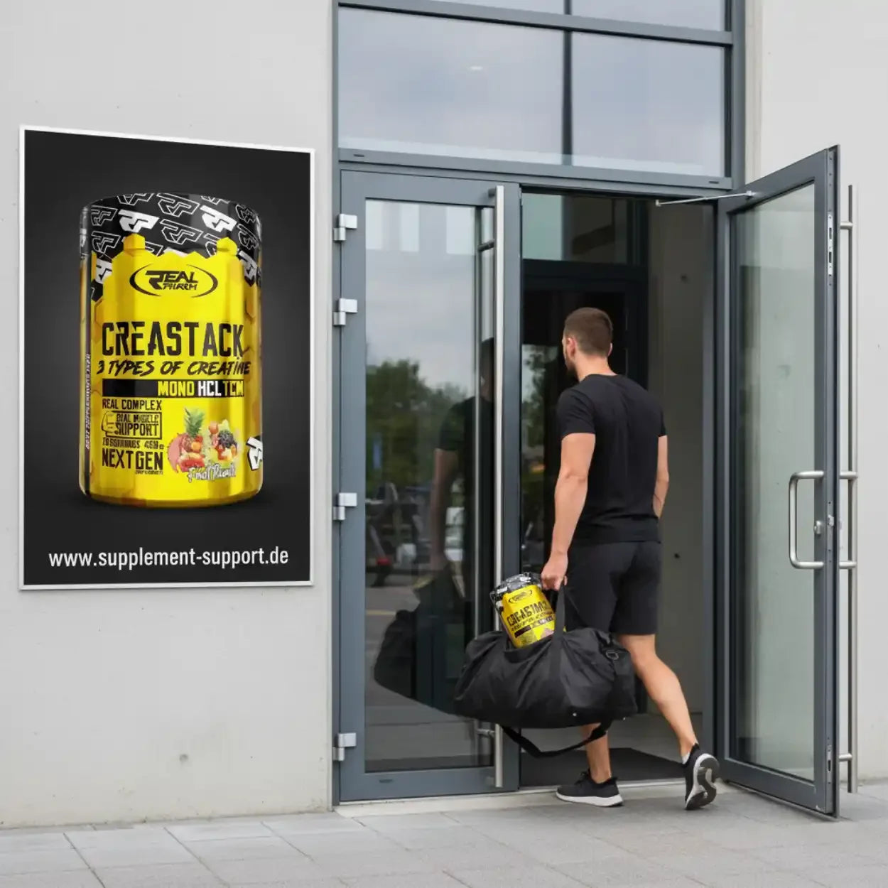 Mann mit Creastack Kreatin-Dose und Sporttasche betritt Fitnessstudio – Nahrungsergänzung für Muskelaufbau