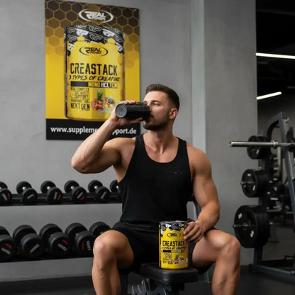 Muskulöser Mann trinkt Creatine-Booster im Fitnessstudio, Creastack von Real Pharm