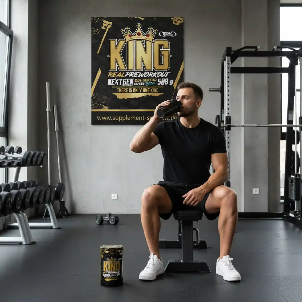 Mann trinkt King Pre Workout im Fitnessstudio, Protein & Booster für Sportler