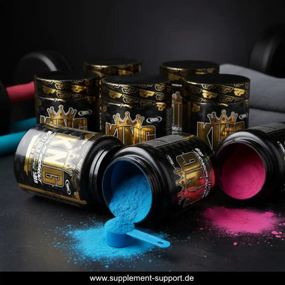 Königliche Pre-Workout Booster Dosen mit blauem und pinkem Pulver, ideal für Sport und Fitness