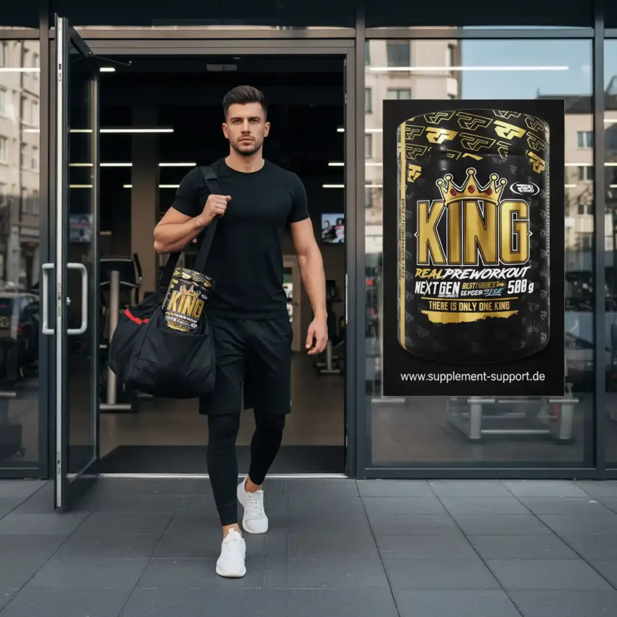 Muskulöser Mann mit KING Pre Workout Tasche verlässt Fitnessstudio, ideal für Sportnahrung & Booster