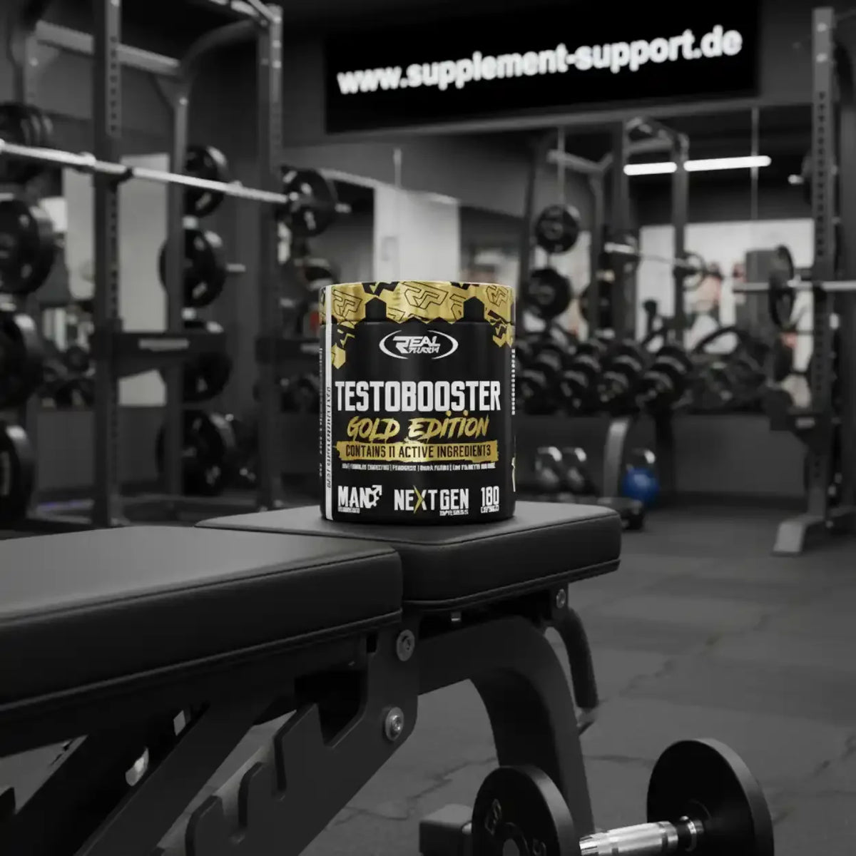 Testobooster Gold Edition auf Fitnessbank im Studio – Nahrungsergänzung für Sportler mit 11 Wirkstoffen