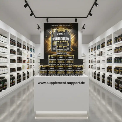 Testobooster Gold Edition in moderner Supplement-Shop-Auslage mit Protein & Booster Produkten