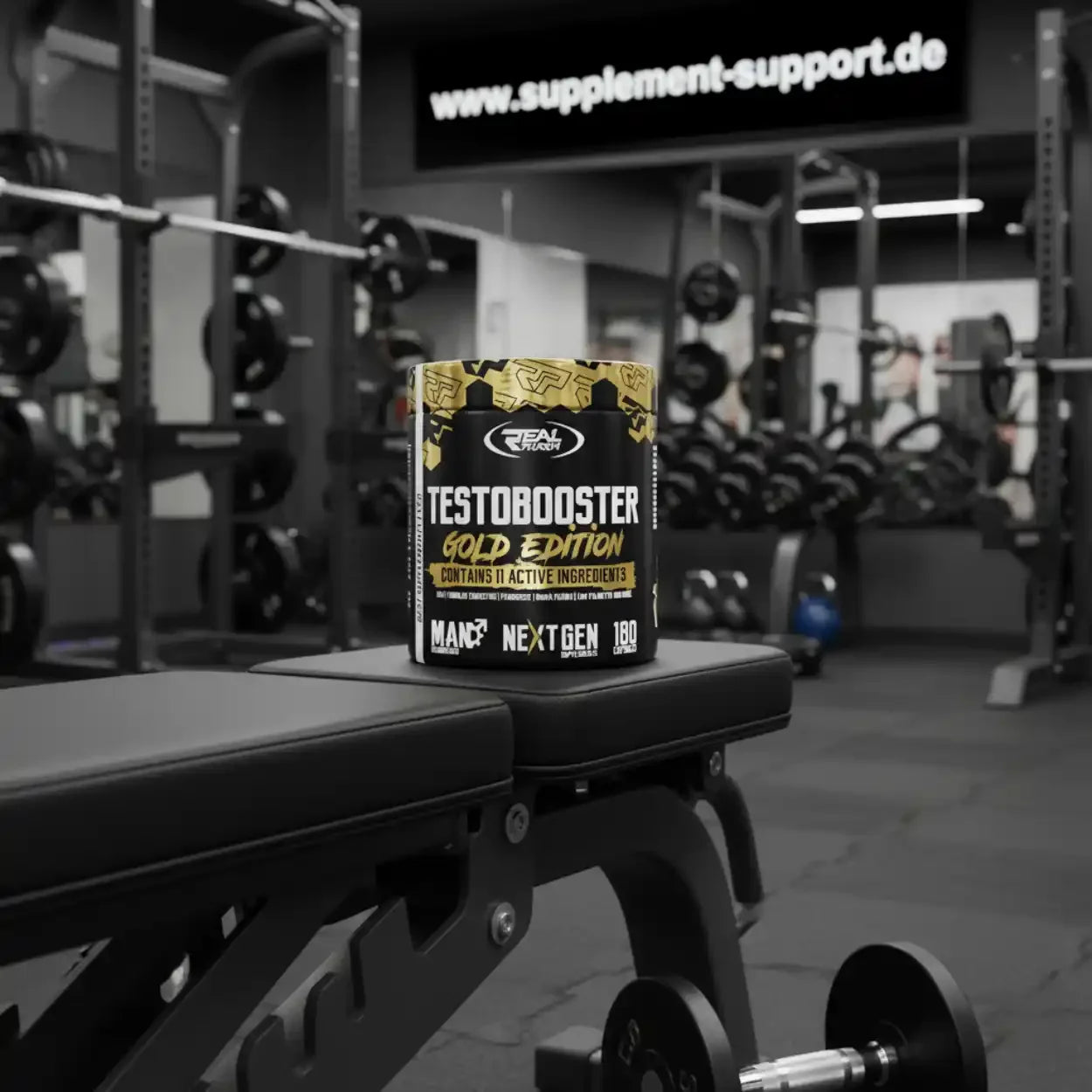 Testobooster Gold Edition auf Fitnessbank im Studio – Nahrungsergänzung für Sportler mit 11 Wirkstoffen