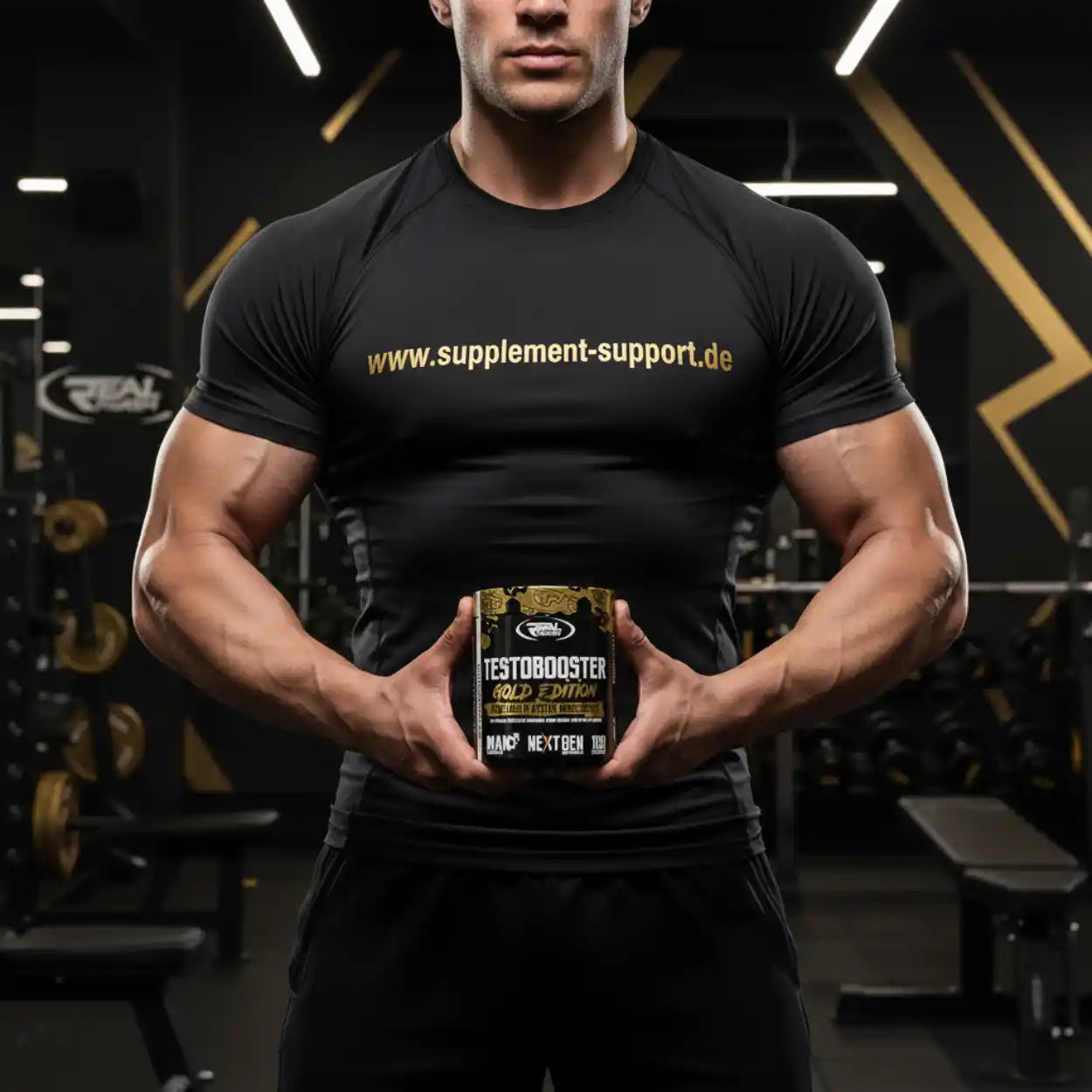 Muskulöser Mann im Fitnessstudio hält Testobooster Gold Edition Supplement
