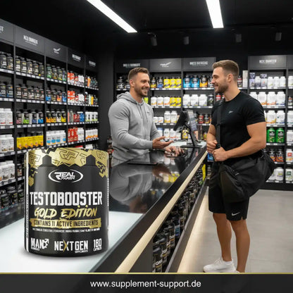 Testobooster Gold Edition Dose im Sportnahrungsgeschäft, zwei sportliche Männer am Tresen