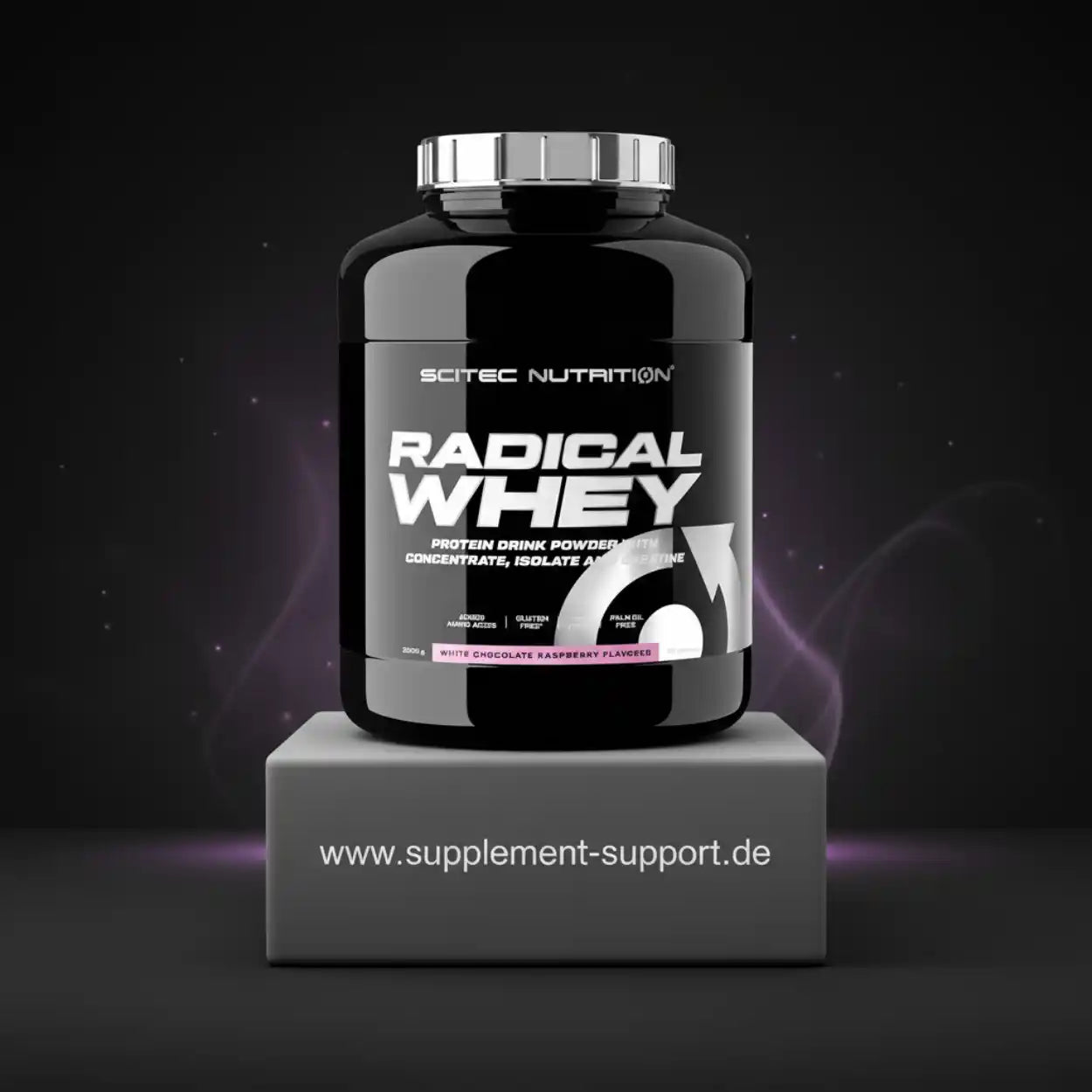 Scitec Nutrition Radical Whey Protein Dose auf schwarzem Podest, supplement-support.de