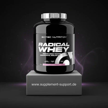 Scitec Nutrition Radical Whey Protein Dose auf schwarzem Podest, supplement-support.de