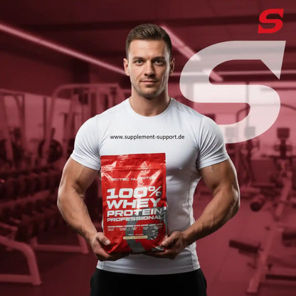 Muskulöser Mann mit 100% Whey Protein Professional von Scitec Nutrition im Fitnessstudio
