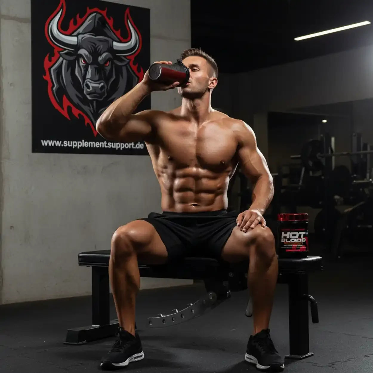 Muskulöser Mann trinkt Protein-Shake im Fitnessstudio, neben ihm Hot Blood Booster