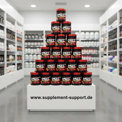 Hot Blood Pre-Workout Booster in Pyramidenanordnung im Supplement-Shop