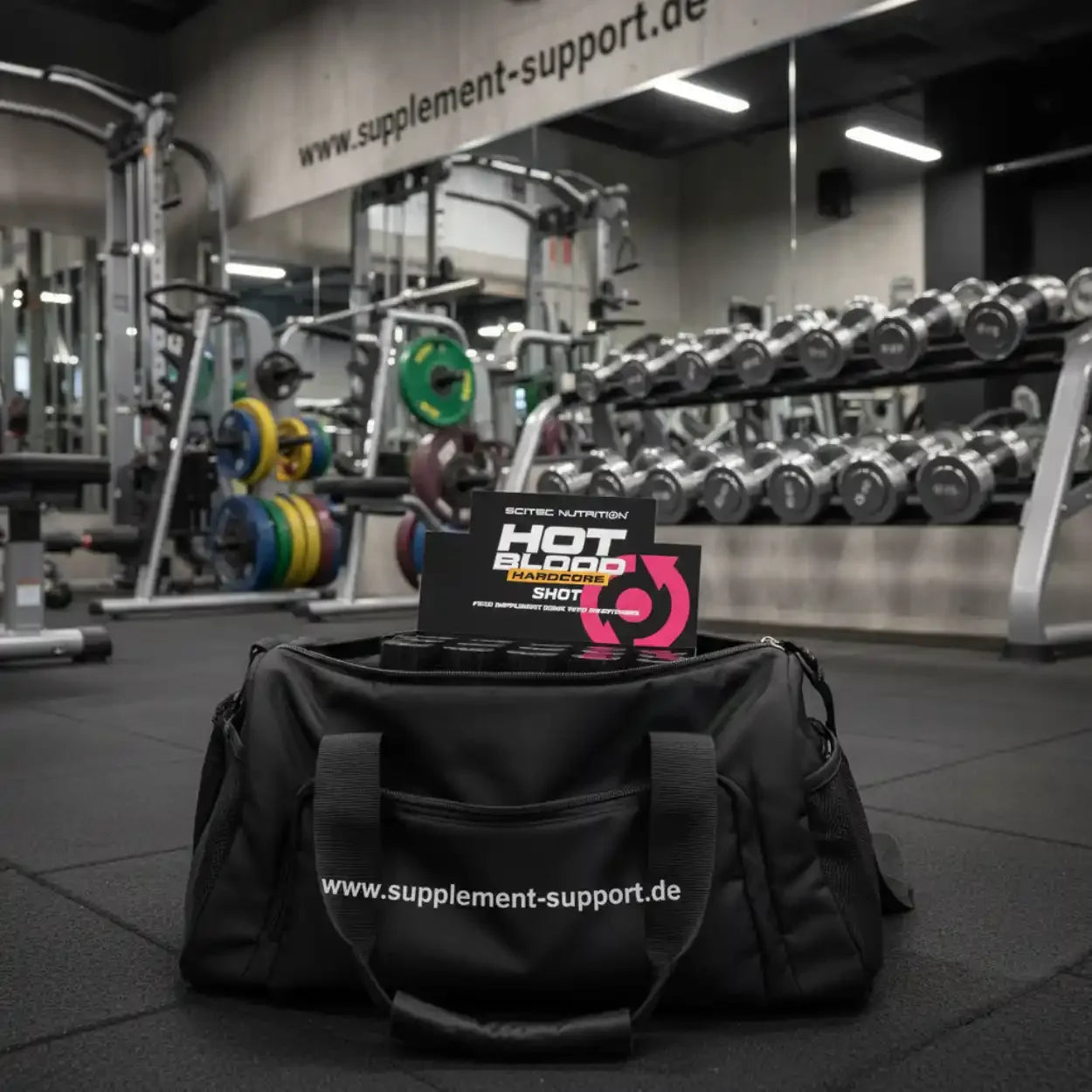 Scitec Nutrition Hot Blood Hardcore Shot in Sporttasche im Fitnessstudio, Nahrungsergänzung für Athleten