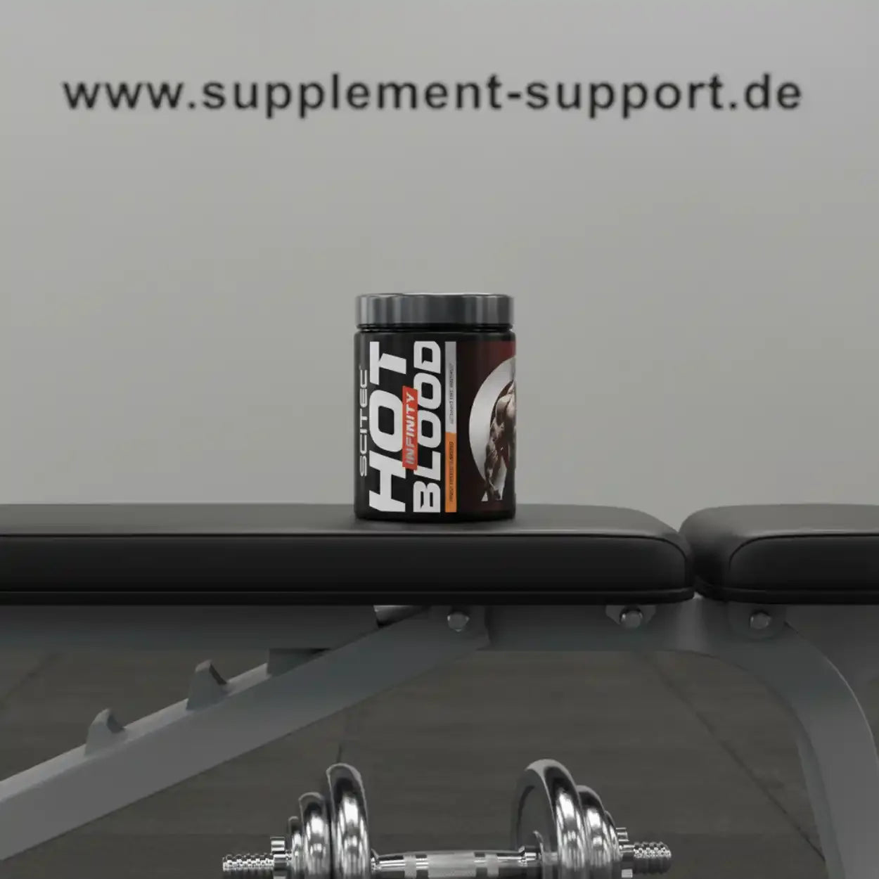 Scitec Hot Blood Infinity Booster auf Fitnessbank mit Hanteln, Nahrungsergänzung für Sportler