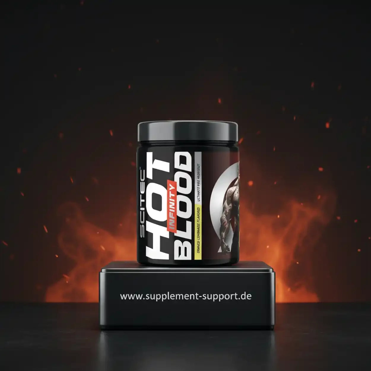 Scitec Hot Blood Infinity Pre-Workout Booster mit Orangen-Limonade-Geschmack vor Feuerhintergrund