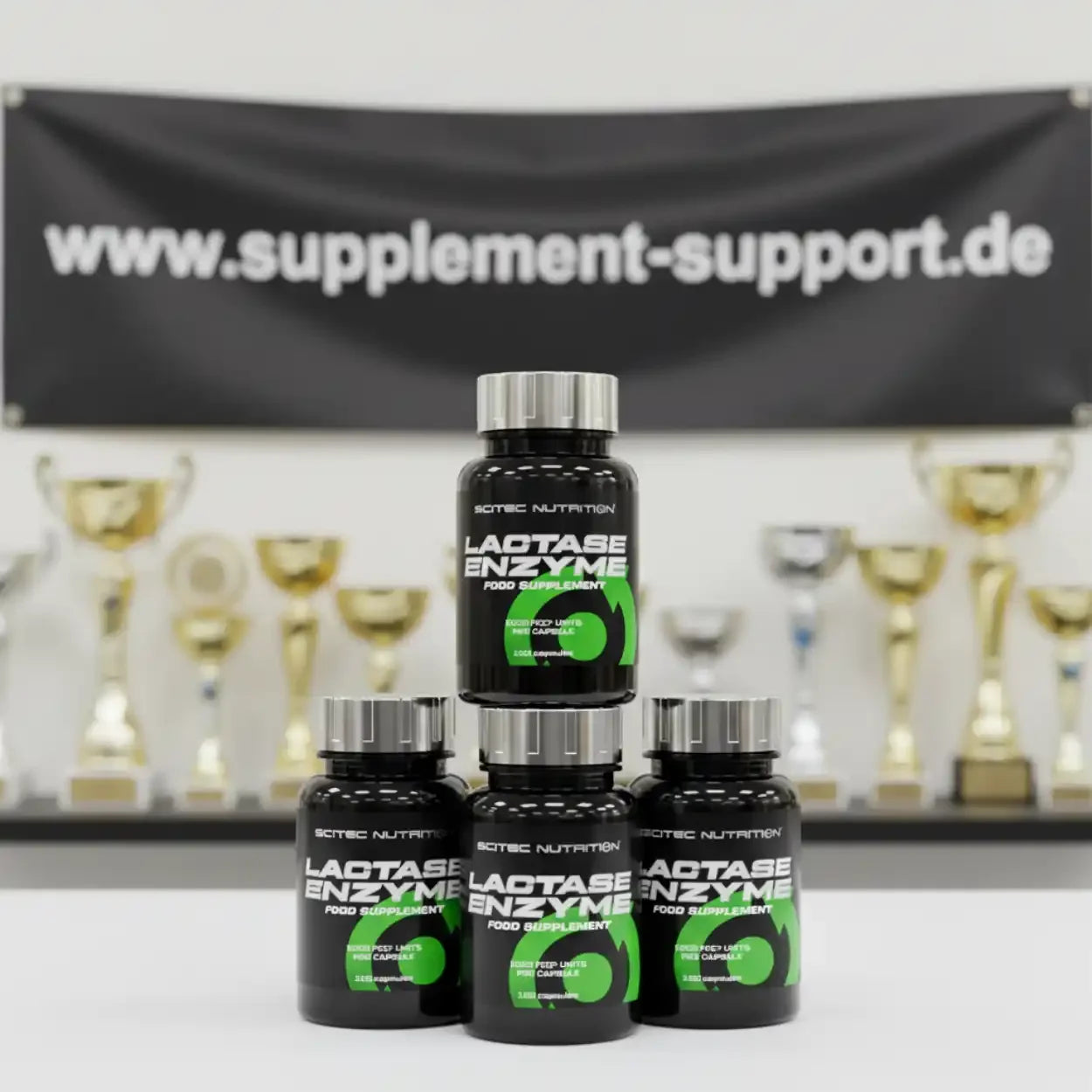Lactase Enzyme Nahrungsergänzungsmittel von Scitec Nutrition vor Trophäen und Banner