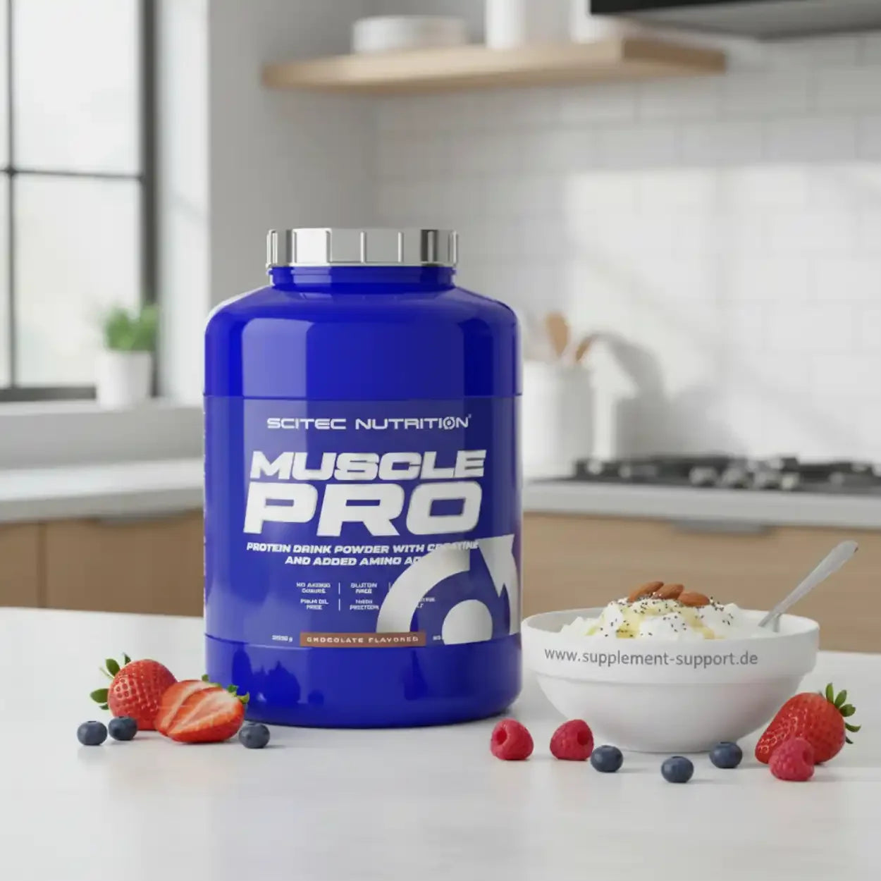 Scitec Nutrition Muscle Pro Proteinpulver mit Kreatin, Schokoladengeschmack, umgeben von Beeren in moderner Küche