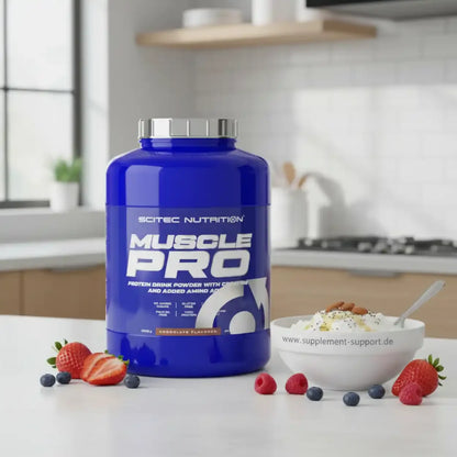 Scitec Nutrition Muscle Pro Proteinpulver mit Kreatin, Schokoladengeschmack, umgeben von Beeren in moderner Küche