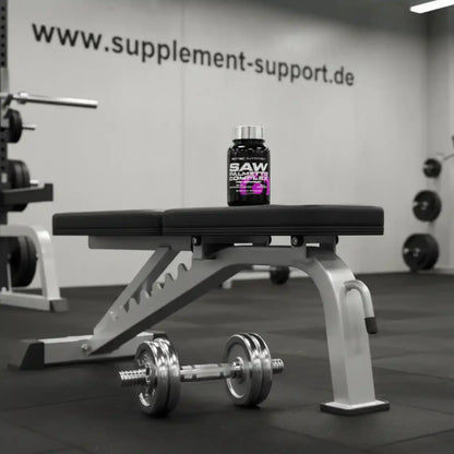 SAW Palmetto Complex Nahrungsergänzung auf Fitnessbank im Studio mit Hantel