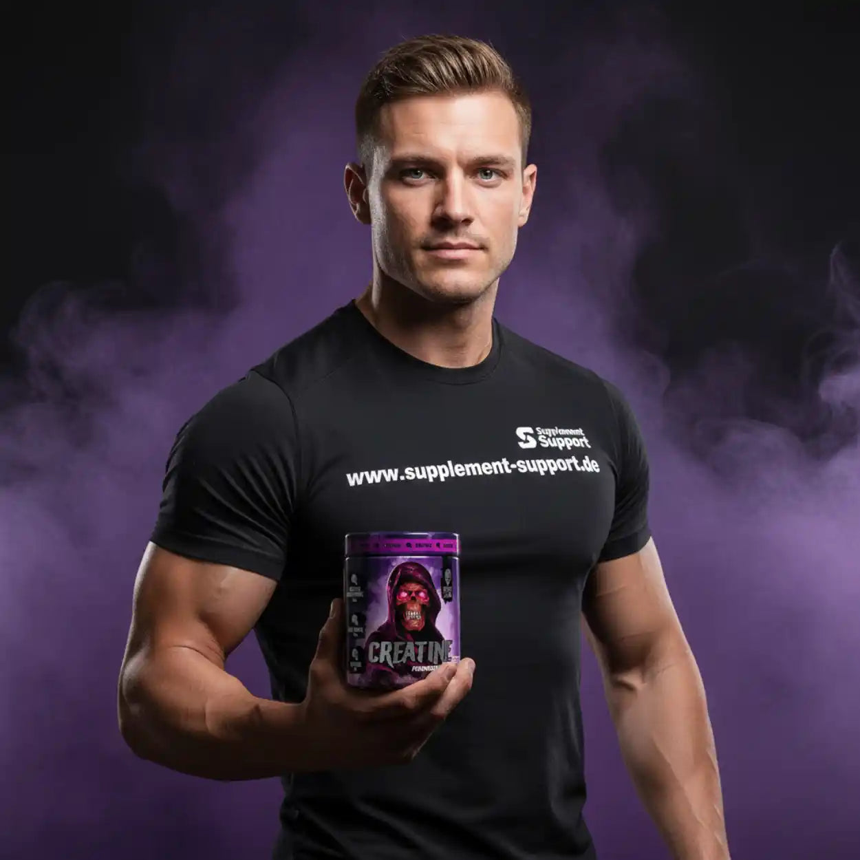 Muskulöser Mann hält Creatine-Booster von Supplement Support vor lila Rauchhintergrund