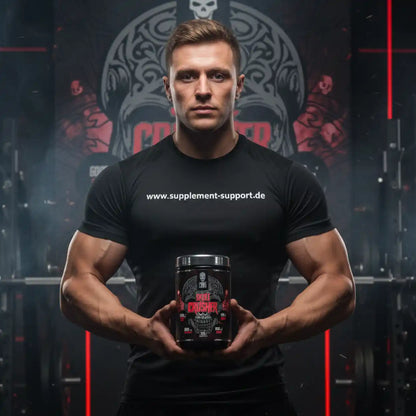 Muskulöser Mann hält Skull Crusher Booster in Fitnessstudio – Protein & Sportnahrung