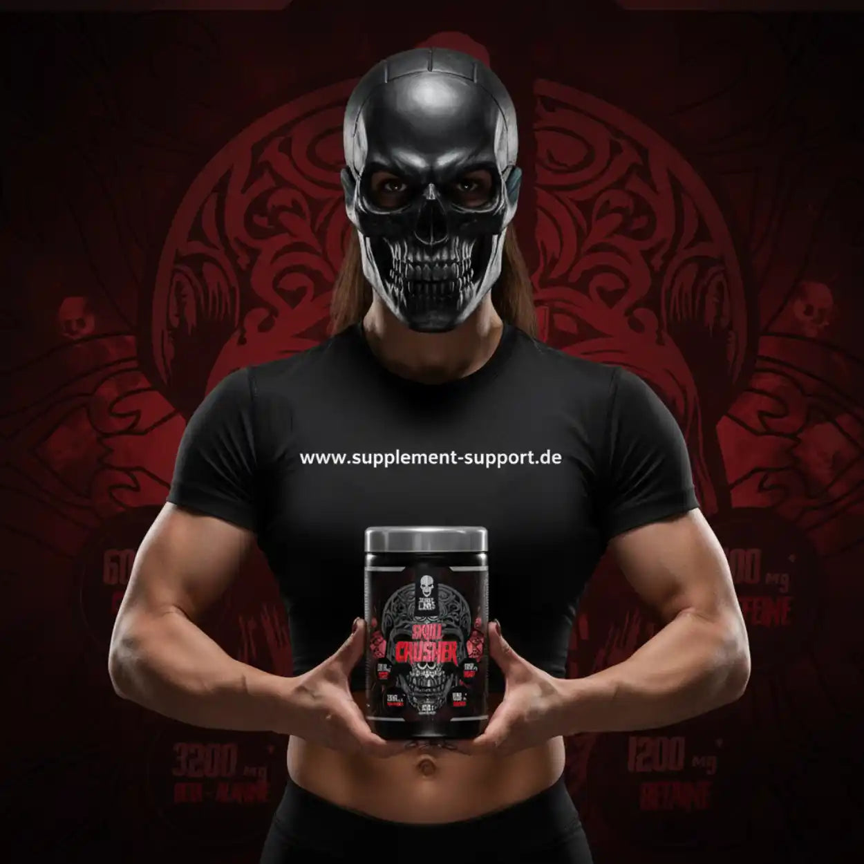 Muskulöser Mann mit Totenkopfmaske hält Skull Crusher Booster – Sportnahrung & Nahrungsergänzung