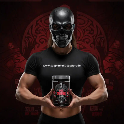 Muskulöser Mann mit Totenkopfmaske hält Skull Crusher Booster – Sportnahrung & Nahrungsergänzung