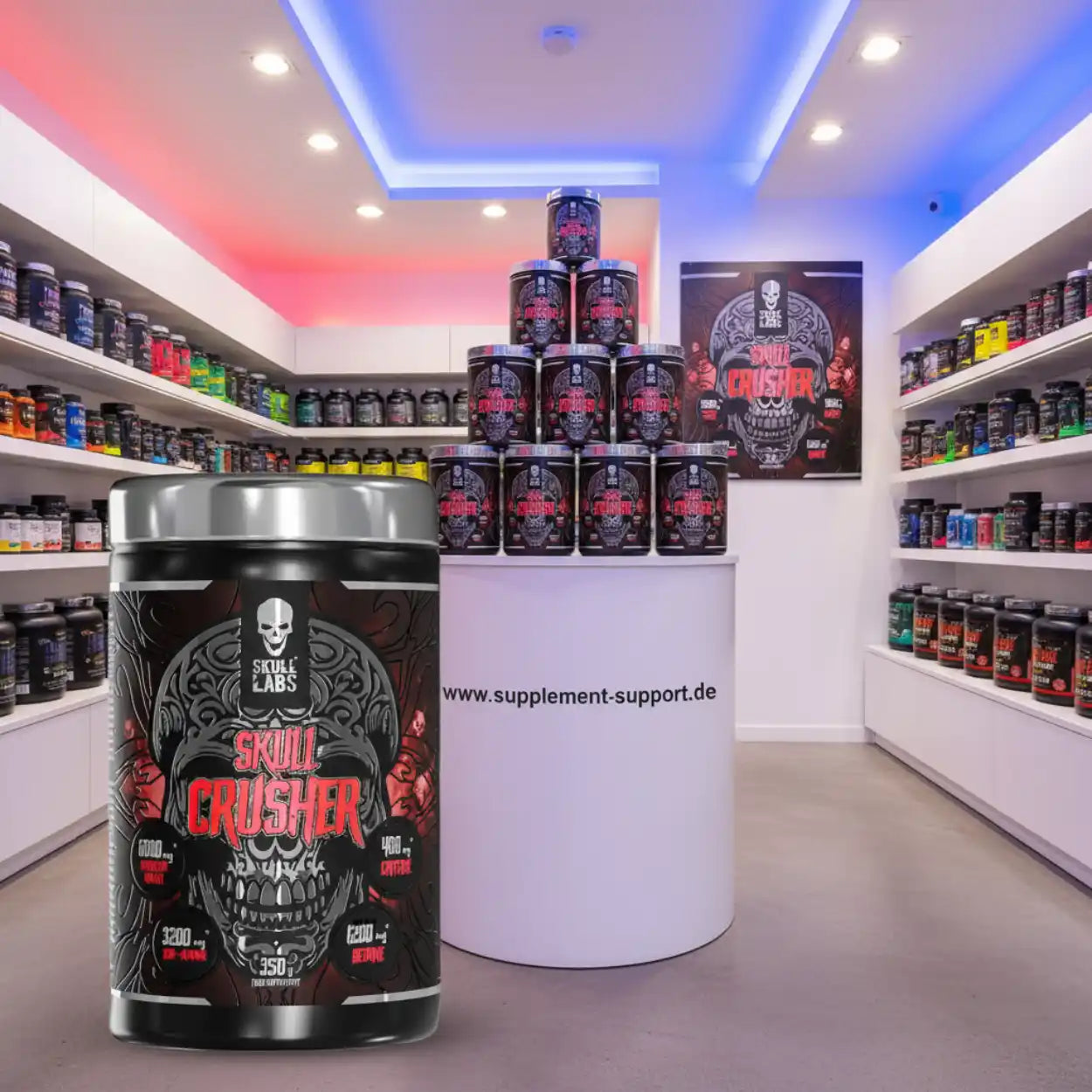 Skull Crusher Pre-Workout von Skull Labs in Supplement-Shop mit farbiger Beleuchtung und Regalen voller Nahrungsergänzungsmittel