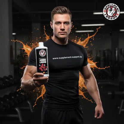 Sportler im Fitnessstudio hält Aminosäure-Liquid, Nahrungsergänzungsmittel für Muskelaufbau