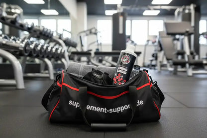 Fitness-Tasche mit Amino Liquid und Sportnahrung im Gym – Supplement Support