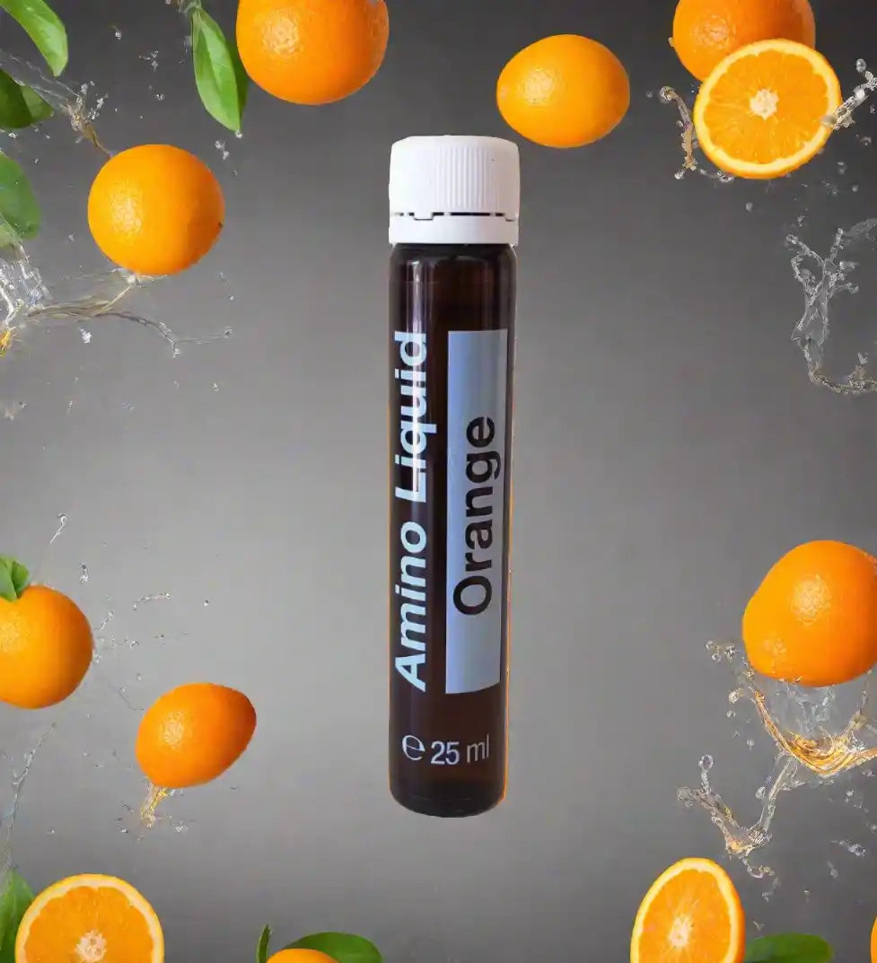 Amino Liquid Orange 25 ml – Aminosäurenflüssigkeit mit Orangengeschmack, umgeben von frischen Orangen und Spritzern