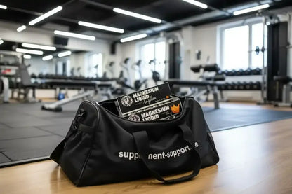 Schwarze Sporttasche mit Magnesium Liquid Ampullen im Fitnessstudio, ideal für Sportnahrung und Nahrungsergänzungsmittel