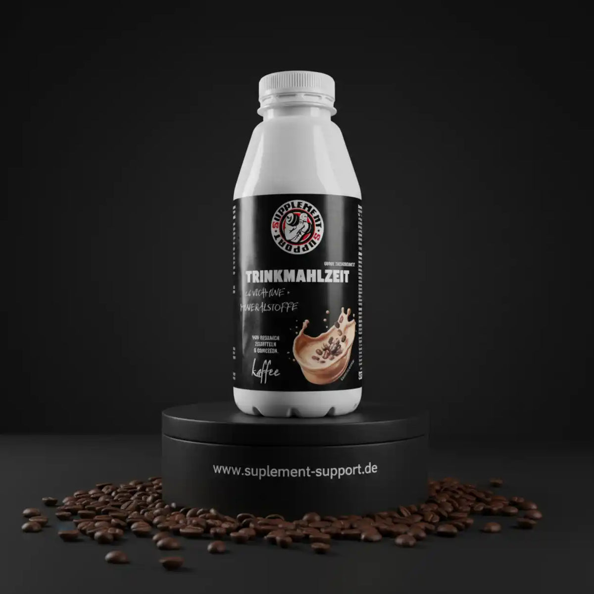 Weiße Flasche Trinkmahlzeit mit Kaffeegeschmack auf schwarzem Podest mit Kaffeebohnen.