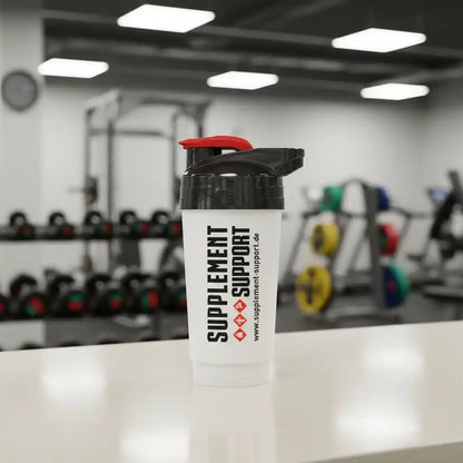 Supplement Support Shaker im Fitnessstudio – ideal für Protein, Gainer & Booster