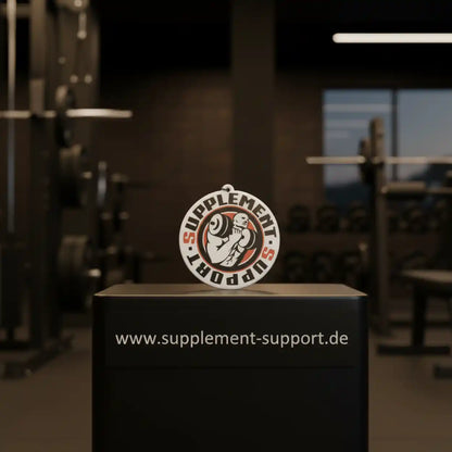 Supplement Support Logo mit Gewichtheber auf Podest im Fitnessstudio, Protein & Vitamine