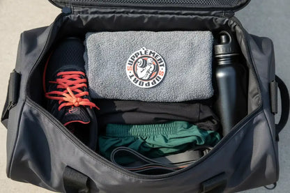Fitness-Tasche mit Sportschuhen, Handtuch, Trinkflasche und Trainingskleidung – ideal für Sport und Gym