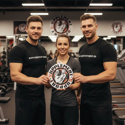 Drei fitte Personen mit Supplement Support Logo im Fitnessstudio, Protein & Sportnahrung