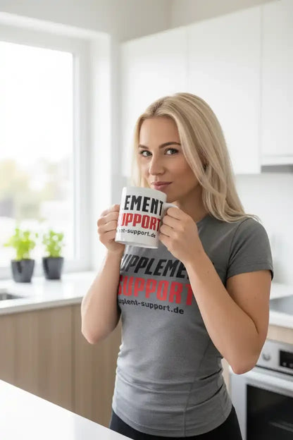 Frau mit Supplement Support T-Shirt und Tasse in der Küche, Nahrungsergänzungsmittel