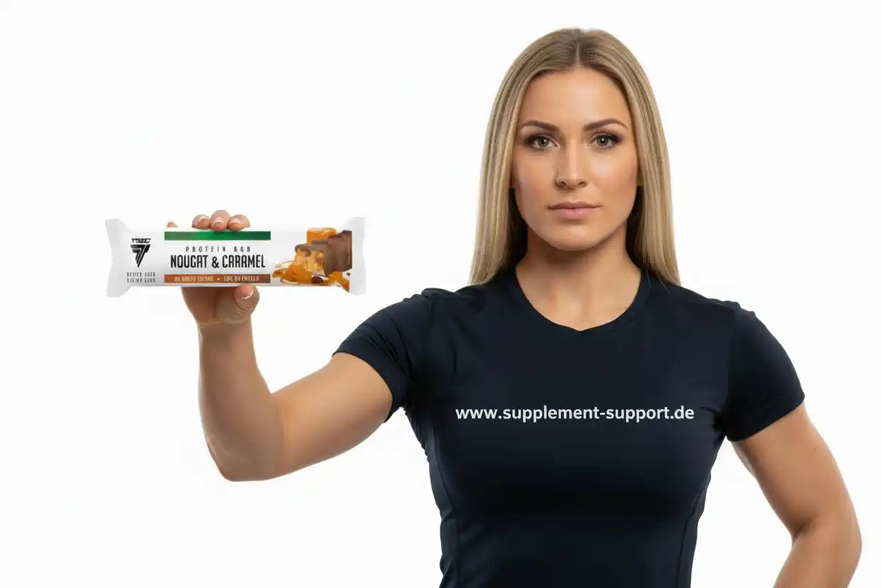 Frau hält Trec Nutrition High Protein Bar Nougat & Caramel vor weißem Hintergrund, www.supplement-support.de Shirt