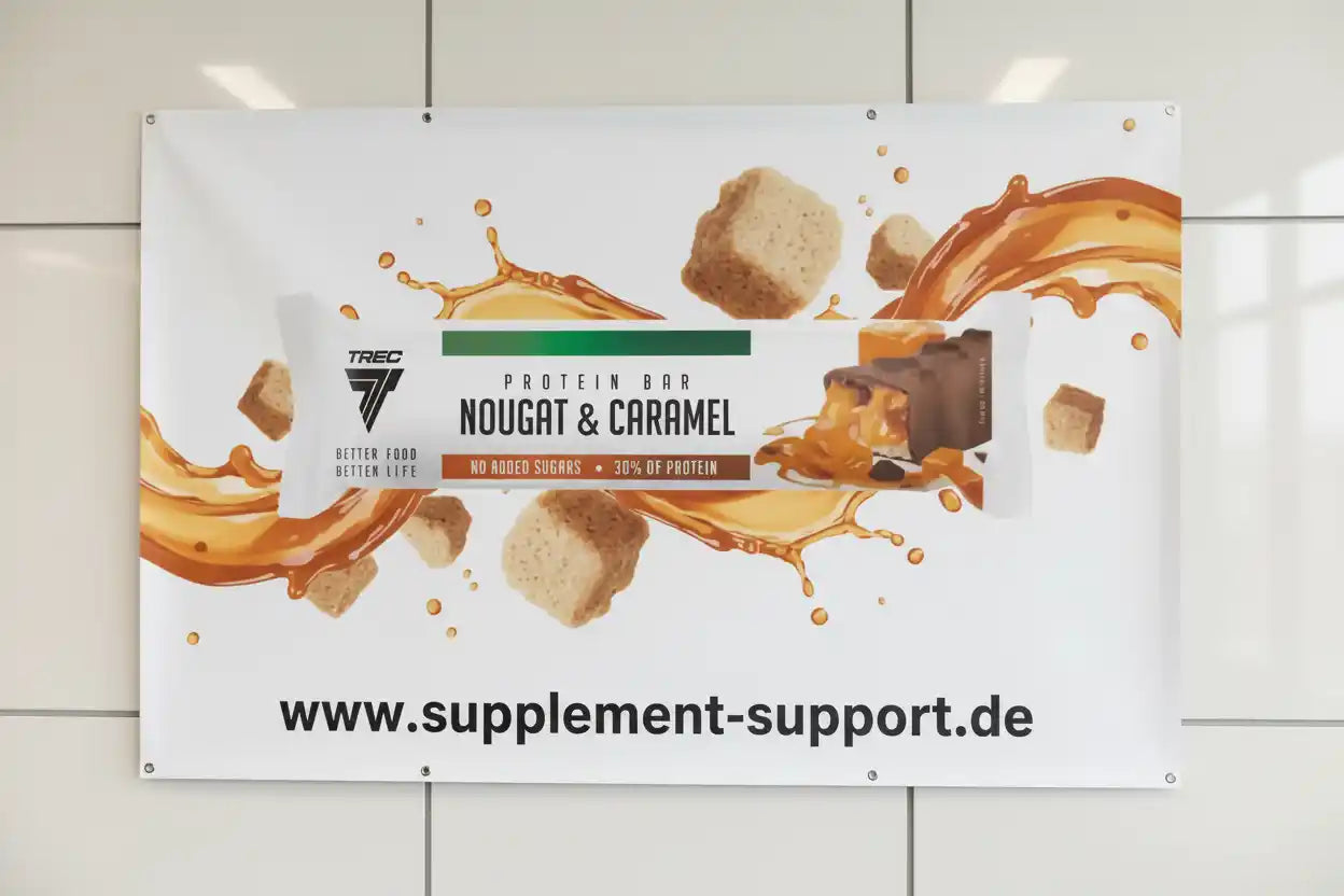 Werbebanner für Trec Nutrition Proteinriegel Nougat & Caramel mit Karamellspritzern, supplement-support.de