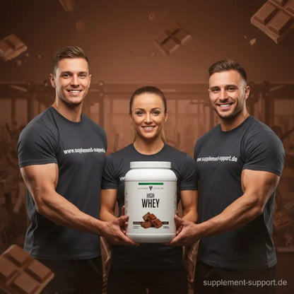 Drei Sportler präsentieren High Whey Protein in Schokoladen-Geschmack vor Fitness-Studio-Hintergrund