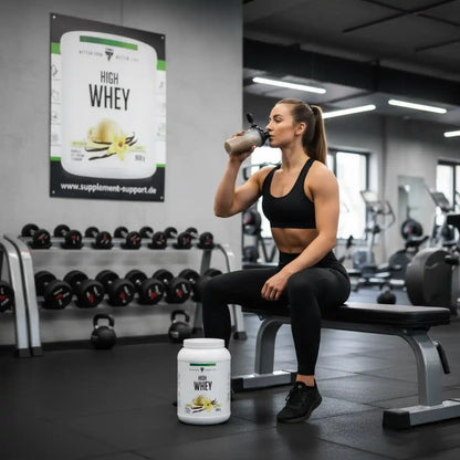 Frau trinkt High Whey Protein Shake im Fitnessstudio, ideal für Sportnahrung und Muskelaufbau