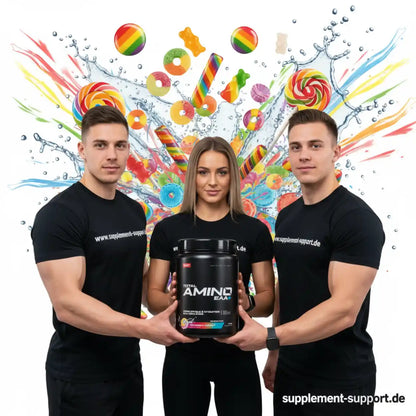 Total Amino EAA+ Aminosäuren Supplement mit drei Personen vor buntem Süßigkeiten-Hintergrund