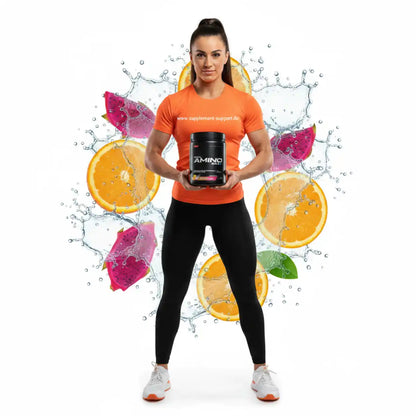 Frau mit Amino Balls Supplement vor fruchtigem Hintergrund – Protein & Sportnahrung