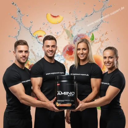 Vier fitte Athleten halten Amino EAA+ Supplement vor fruchtigem Splash-Hintergrund