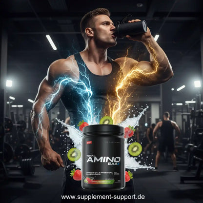 Muskulöser Mann trinkt Amino EAA+ in Fitnessstudio – Protein, Booster, Vitamine