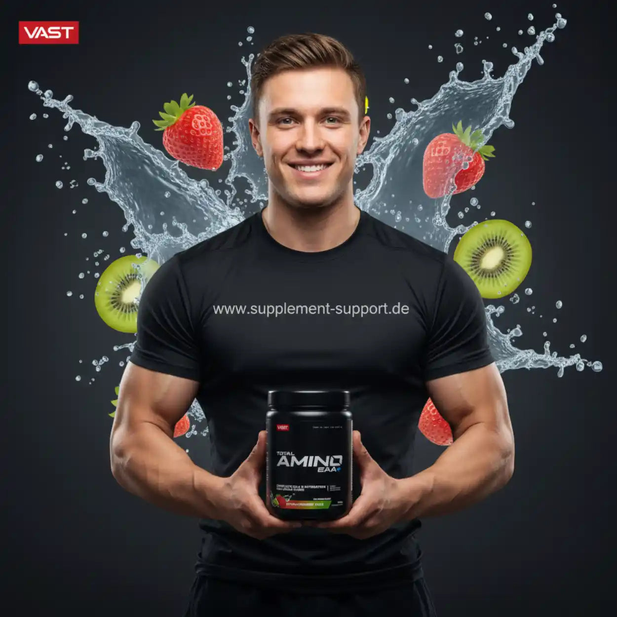 Muskulöser Mann hält Amino EAA Supplement mit Erdbeeren und Kiwi, ideal für Sportler und Fitness