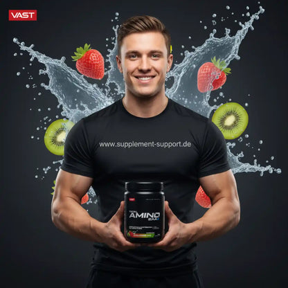 Muskulöser Mann hält Amino EAA Supplement mit Erdbeeren und Kiwi, ideal für Sportler und Fitness